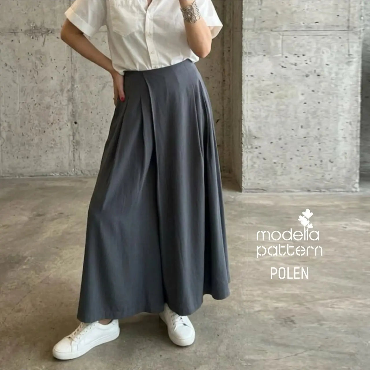 Beyaz gömlek ve gri culottes (etek görünümlü pantolon) dikiş kalıbı ile şık bir yaz kombini. Ürün adı: Polen, Modella Pattern.